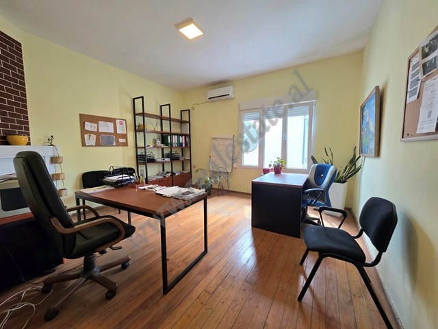 Ambient me qera per zyra ne qender te Tirane (TRR-314-58b)